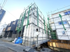 ～もうすぐ完成です♪～澄んだ空の下、確かな安心感のある佇まい♪　内観写真も近々公開いたします♪