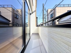 南向きバルコニーで洗濯物もよく乾きそうです。前面道路は人通りや交通量も少なく閑静な住宅街です。