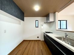 温かみのある木目調の天井が印象的な広々としたキッチン。リビングも見渡せてご家族との会話も弾みそうです。