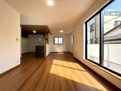 たっぷりと陽光が差し込む陽だまり空間で家族団らんの時間をお過ごいただけます。