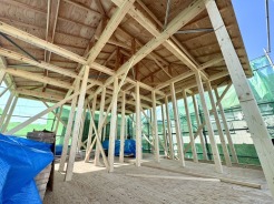 ～ただいま建築中です～大工さんが責任をもって一生懸命に建てています！　建築中の現地や、当社施工例のご見学はお気軽にお問い合わせください！