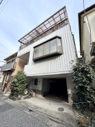 ～閑静な住宅街です♪～前面道路は近所の方が通るくらいで、あんぜんです。
街並みに溶け込む、落ち着いた佇まい
