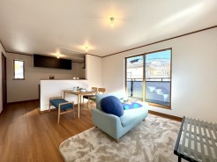 ・同仕様・～ＬＤＫ～くつろぎの時間が流れる、穏やかな住まい
洗練されたデザインが、日常に彩りを添える
