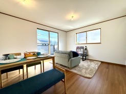 ～リビング～・同仕様・　
温かな木漏れ日が穏やかに広がる空間は、心地よい時間をもたらします。日々の暮らしに安らぎと彩りを与え、ゆったりとしたひとときをお過ごしいただけるでしょう
