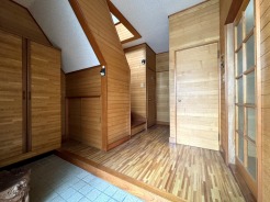 ～ゆとりある広さの玄関～
木の温もりに包まれる、安らぎのある空間
