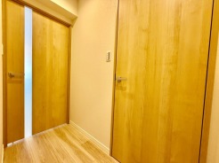 温もりある木目が空間全体にやさしい統一感をもたらす心地よい佇まい