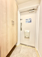 ナチュラルな木目が優しく迎え入れてくれる、落ち着いた雰囲気の心地よい空間。