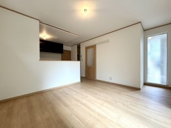 明るくナチュラルな床色が、リビングを明るく軽やかな空間に演出してくれます。