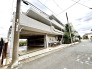 街並みに馴染むタイル張りの外観が、日常の穏やかな暮らしを予感させ、安心感のある落ち着いた佇まいを演出しています

