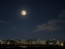 川面に映り込む美しい月明り。まるで映画のワンシーンのように幻想的な景色が、日常を特別な時間へと変えてくれます。