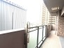 周囲の街並みを感じながら、日々の暮らしに静かな落ち着きをもたらす広々としたバルコニーです。