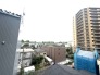空の広がりを感じながら、落ち着いた街並みを一望できる穏やかな眺望です。