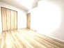 木目の温かみと白い壁が調和し、住まう人の個性を引き立てるシンプルで落ち着いた空間が広がります。