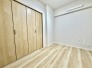 温かみのある木目調の建具が調和する、心地よい一体感のある空間です。