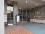 重厚感のあるタイル貼りの壁面と設えが、住まう方を穏やかに迎えるエントランス。