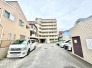 整然とした建物が並ぶ落ち着いた佇まいは日常に心地よい平穏をもたらします