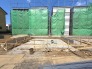前面は歩道と道路に面しており、視界が開けた解放感のある住環境です。交通量も少なく、小さなお子様がいるご家庭にも安心です。