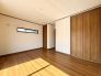 ～洋室～・同仕様・　
温かみのある木目調の建具が、心地よい落ち着きを空間に与え、穏やかな時の流れを感じさせます