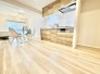 木の温もりが広がる穏やかな空間で心地よいひとときを過ごす洗練された住まい