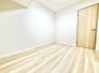 木目の美しい床が広がり心安らぐナチュラルな雰囲気に満ちた心地よい空間