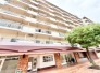 緑豊かな街並みに溶け込む、穏やかな佇まいが心地よい暮らしを予感させます。