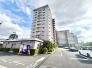 青空に向かって堂々と佇む姿が印象的な、開放感あふれる住まい。