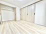 木目の美しいフローリングと統一感のある建具が織りなす、穏やかで心地よい空間が広がります。