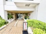 丁寧に手入れされた植栽と落ち着いた色調のエントランスが心地よい日常の帰還を演出します