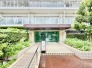 緑豊かな植栽に囲まれたエントランスアプローチが穏やかな日常へと導きます