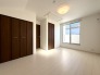 主寝室にピッタリな約7.2帖の洋室です。ＷＩＣの他、クローゼット＆小屋裏収納付きで様々なモノが収納可能です。バルコニー付きなので、エアコンの室外機置場に悩む心配もありません。