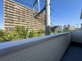 ３ヵ所にバルコニーがあるのでエアコン設置費用も抑えられます。春先には目の前に桜並木が広がり、お散歩にも最適です。