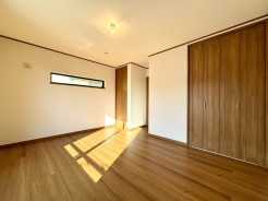 主寝室にピッタリな洋室8.4帖。南向きのバルコニーからはたっぷりと太陽の光が差し込み、家具の配置もしやすい広々とした空間です。