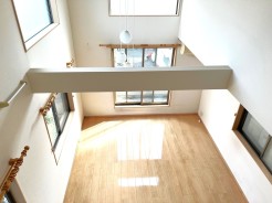 開放的な吹抜け+窓の多いデザイン=やわらかな陽光が隅々まで届きます