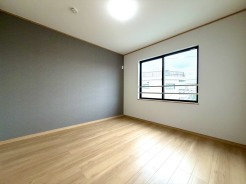 ~洋室~
子ども部屋でも寝室でもピッタリな洋室6.1帖。ウォークインクローゼット付きでお部屋もスッキリ片付きます。