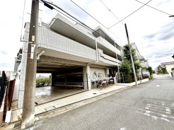 街並みに馴染むタイル張りの外観が、日常の穏やかな暮らしを予感させ、安心感のある落ち着いた佇まいを演出しています