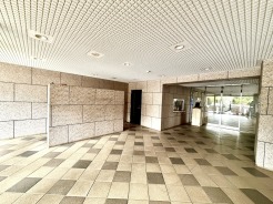 石材の重厚な質感が落ち着いた風格を醸し出し、広がりを感じさせるゆとりある空間が、日々の暮らしの起点として静かに調和をもたらします