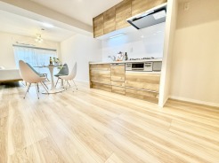 木の温もりが広がる穏やかな空間で心地よいひとときを過ごす洗練された住まい