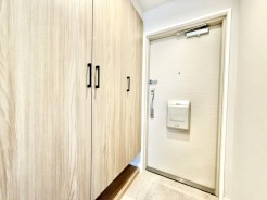 木目の質感が優しく広がる、すっきりと整えられた心地よい空間。