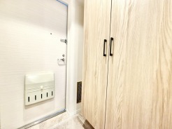 柔らかな木目の質感が心地よい、すっきりと整えられた空間が迎えてくれます